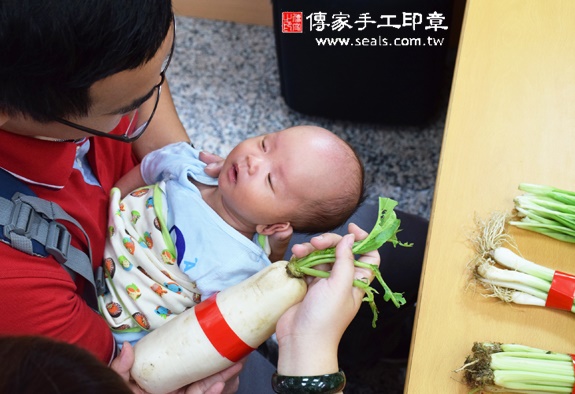 高寶寶(台中北區嬰兒寶寶滿月剃頭理髮、免費嬰兒剃胎毛儀式吉祥話)。中國風會場，爸媽寶貝免費穿「日中韓」古裝禮服。專業拍照、DVD光碟、證書。★購買「臍帶章、肚臍章、胎毛筆刷印章」贈送：剃頭、收涎、抓周，三選一。 2015.11.15 照片11